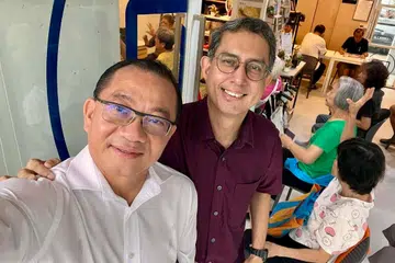 Speaker Parlimen dan Anggota Parlimen (AP) GRC Marine Parade-Braddell Heights, Encik Seah Kian Peng (kiri) bersama mantan AP GRC itu, yang juga mantan Pemangku Menteri Bertanggungjawab bagi Ehwal Masyarakat Islam, Profesor Madya Dr Muhammad Faishal Ibrahim, dalam satu hantaran Facebook pada April 2025. Dr Faishal meletak jawatan sebagai Menteri, AP dan anggota Parti Tindakan Rakyat (PAP) pada 20 Julai atas “alasan peribadi”, kata Pejabat Perdana Menteri (PMO) dalam satu kenyataan.