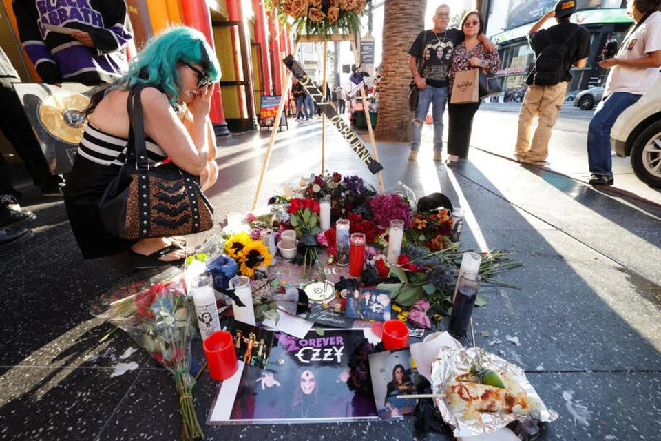 Peminat Ozzy Osbourne meletakkan bunga dan lilin di bintang penyanyi lagenda itu di Hollywood Walk of Fame di Los Angeles, Amerika Syarikat.