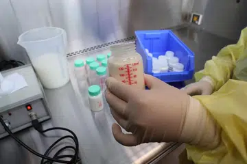 Susu badan yang dikumpul bank itu - satu-satunya di Singapura - telah menurunkan bilangan bayi pramatang yang menghidap necrotising enterocolitis. 