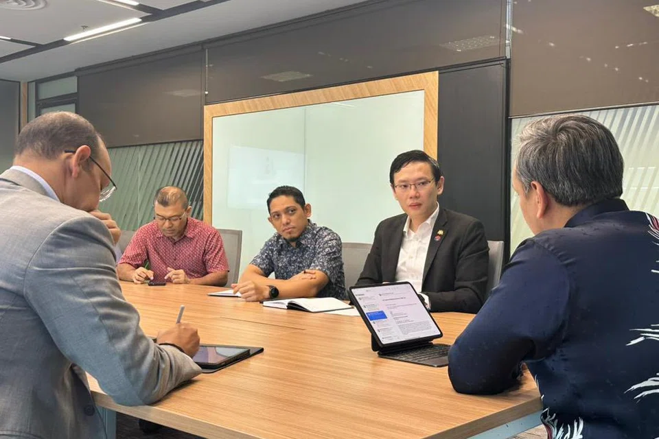 Pengerusi Jawatankuasa Pelaburan, Perdagangan dan Hal Ehwal Pengguna Johor, Encik Lee Ting Han (dua dari kanan), ketika pertemuan bersama Perbadanan Ekonomi Digital Malaysia (MDEC).