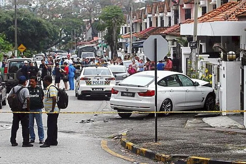 KERETA MANGSA: Dua lelaki yang menaiki motosikal bertindak nekad dan kejam dengan melepaskan tembakan ke arah kereta mewah jenis BMW berwarna putih dan membunuh pemandunya, Cik Ruby Lee Poh Ai. - Foto THE STAR, SINCHEW.COM.MY