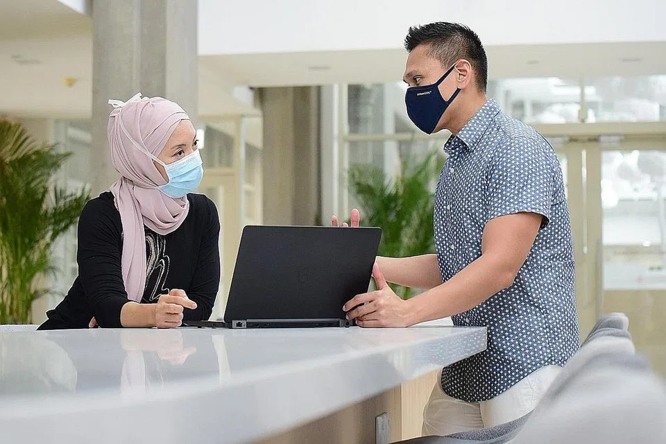 DIPERLUAS: Dr Elly Sabrina dan Dr Fadzil Hamzah berkongsi jangkauan video-video pendidikan yang dihasilkan di tengah-tengah Covid-19 telah diperluaskan hasil hasil kerjasama dengan Persatuan Rakyat (PA). - Foto PERSATUAN RAKYAT