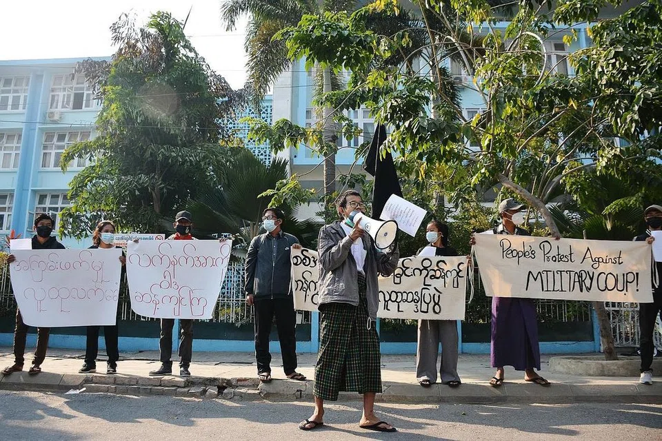 SUARA GOLONGAN AKADEMIK: Sekumpulan orang menyuarakan bantahan terhadap pentadbiran junta tentera di luar Universiti Perubatan Mandalay, di kota kedua terbesar Myanmar itu. - Foto EPA-EFE