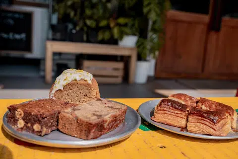 ‘Hazelnut Brownies’, ‘Spelt Lime Buttermilk Cake’ dan ‘Banana Bread’ (kiri, ikut putaran jam), serta ‘Sourdough Smoked Cheddar’ (kanan).