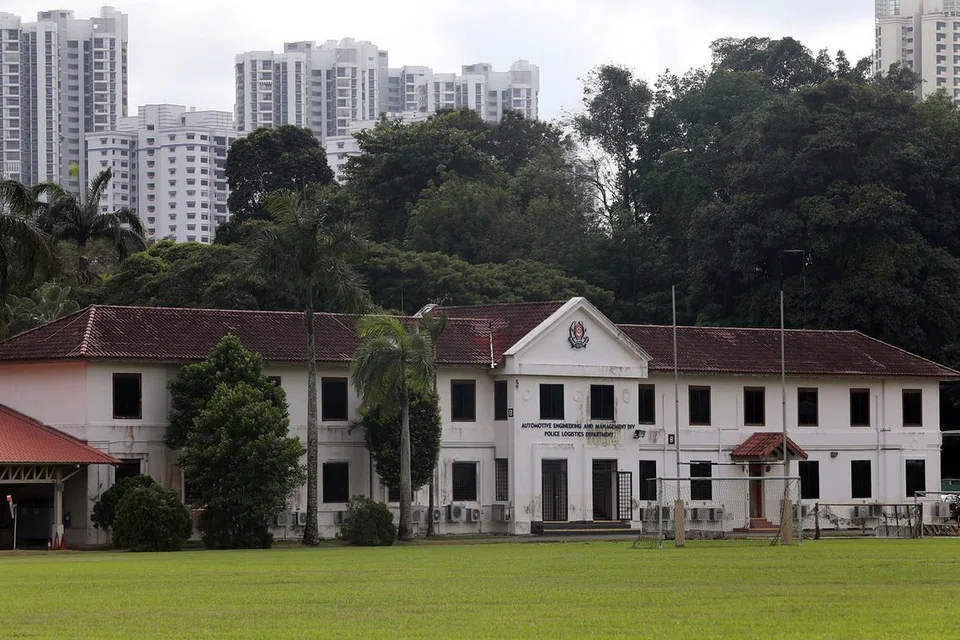 TUTUP BUAT PEMBANGUNAN SEMULA: Buat kali terakhir, pintu masuk OPA dibuka bagi menyambut lebih 4,000 anggota kerahan polis yang masih berkhidmat dan sudah bersara serta keluarga mereka dalam satu acara perjumpaan pada 22 Julai lalu sebelum ia memberi laluan kepada projek pembangunan semula selepas ini. - Foto ZAOBAO 