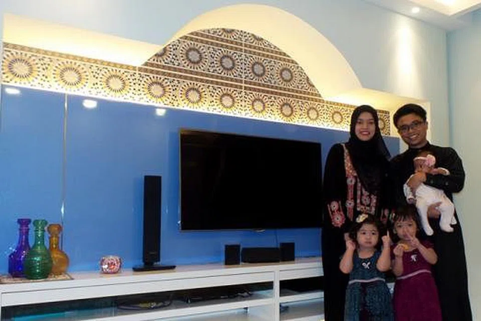 KONSEP MAGHRIBI: Flat pasangan Encik Muhammad Sufian dan Cik Hafizah dihiasi dengan jubin kilat Marrakech. Mereka bergambar dengan ketiga-tiga anak mereka, Qistina Adrina, empat tahun; Mysha Erina, tiga tahun; dan Lana Falisha, empat bulan. - Foto SHAHIDA SARHID