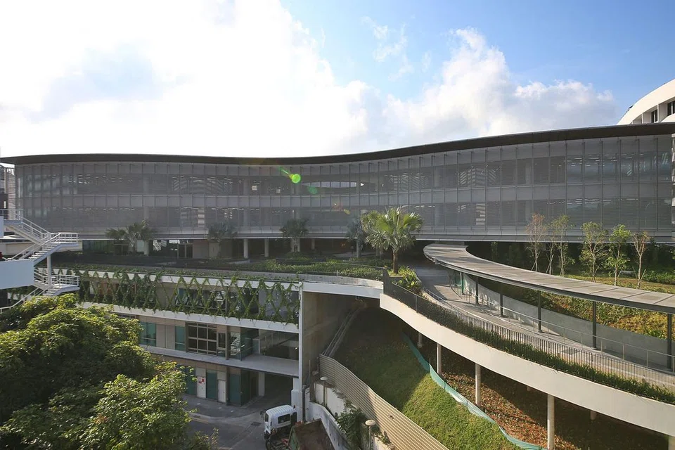 KEMUDAHAN CANGGIH: Pusat pembelajaran baru NTU, The Arc, memiliki bilik-bilik darjah interaktif dan moden dan setiap satu dilengkapi skrin LED, tempat duduk fleksibel dan alat perhubungan tanpa wayar. - Foto ZAOBAO