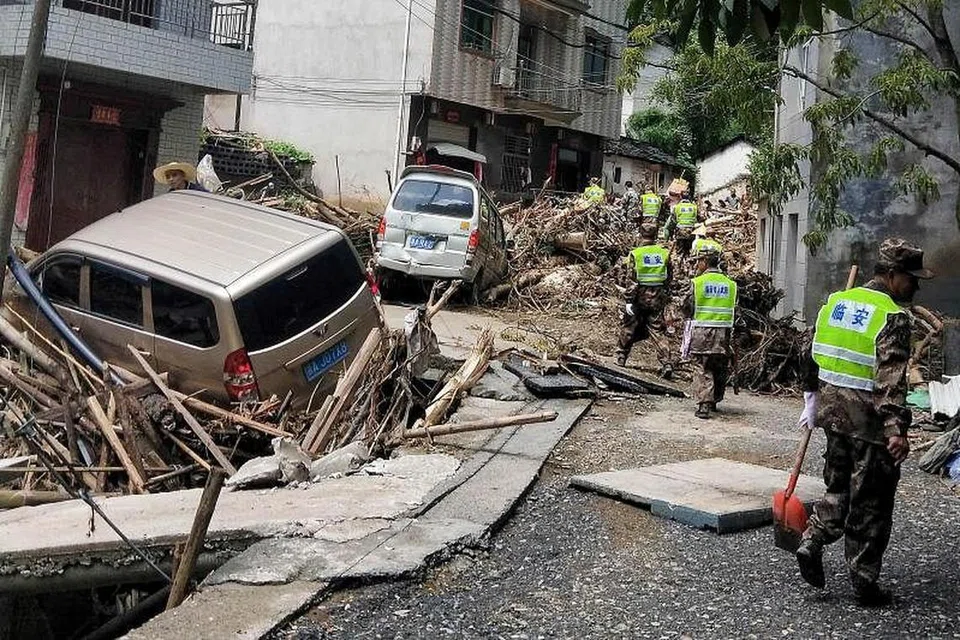 RIBUT TAUFAN LEKIMA: Ribut taufan Lekima yang membadai wilayah Zhejiang di Cina membawa bersamanya angin sekencang 187 km/jam yang mengakibatkan kerosakan pada harta benda dan kerugian ekonomi berbilion dolar serta mengganggu perjalanan secara meluas. -Foto AFP. 