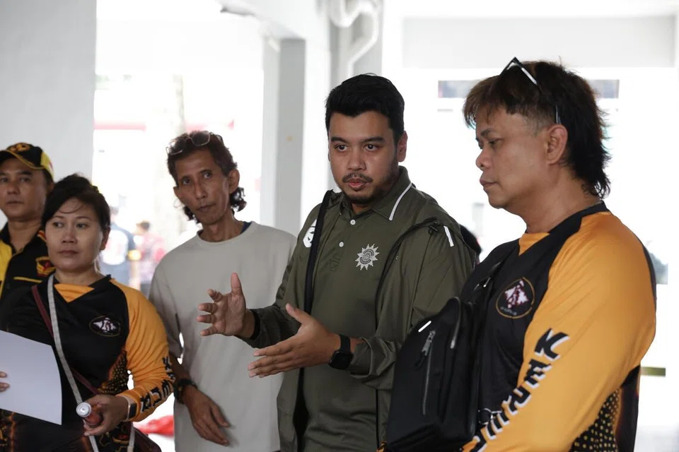 Presiden Persatuan Muhammadiyah, Ustaz Muhammad Azri Azman (dua dari kanan) berkata bahawa badan tersebut juga melihat untuk menjangkau bantuan di luar kawasan utara Singapura.