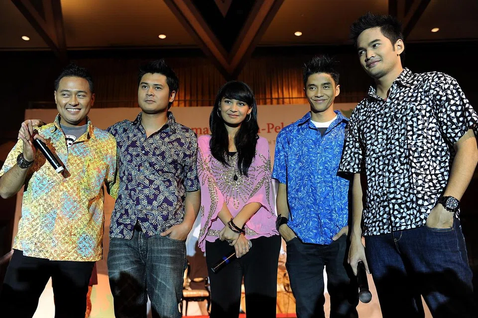 Pelakon ‘Cinta Fitri’, (dari kiri) Bemby Putuanda, Iqbal Pakula, Shireen Sungkar, Adly Fairuz dan Teuku Wisnu, di acara ‘Raya-Hi Tea Cinta Fitri’ di Singapura pada 2008. 