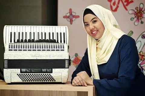 KEKALKAN SEJARAH: Antara matlamat penggubah dan pemuzik lulusan Konservatori Muzik Yong Siew Toh, Universiti Nasional Singapura (NUS), Syafiqah 'Adha Sallehin, adalah menghasilkan lagu warisan dan sejarah tempat-tempat di Singapura serta yang mencerminkan perpaduan kaum dan pembangunan negara. - Foto BM oleh KHALID BABA
