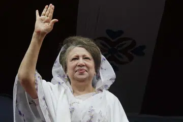 Cik Khaleda Zia, mantan Perdana Menteri Bangladesh dan pengerusi parti pembangkang utama, Parti Nasionalis Bangladesh (BNP), melambai kepada penyokong ketika menghadiri satu perhimpunan anjuran gabungan 18 parti pimpinan BNP di Dhaka pada 25 Oktober 2013.