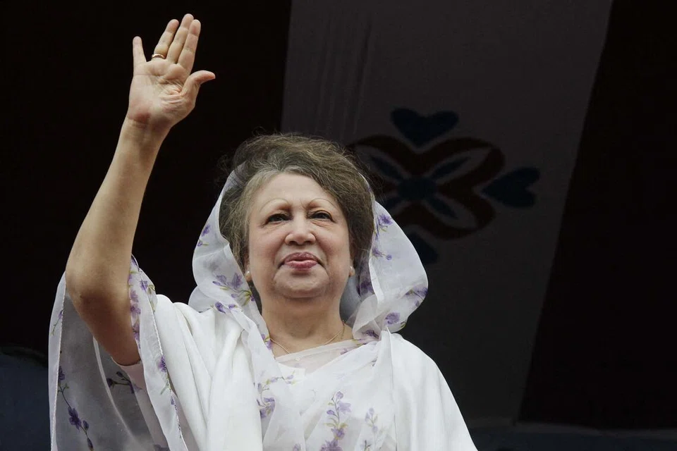 Cik Khaleda Zia, mantan Perdana Menteri Bangladesh dan pengerusi parti pembangkang utama, Parti Nasionalis Bangladesh (BNP), melambai kepada penyokong ketika menghadiri satu perhimpunan anjuran gabungan 18 parti pimpinan BNP di Dhaka pada 25 Oktober 2013.