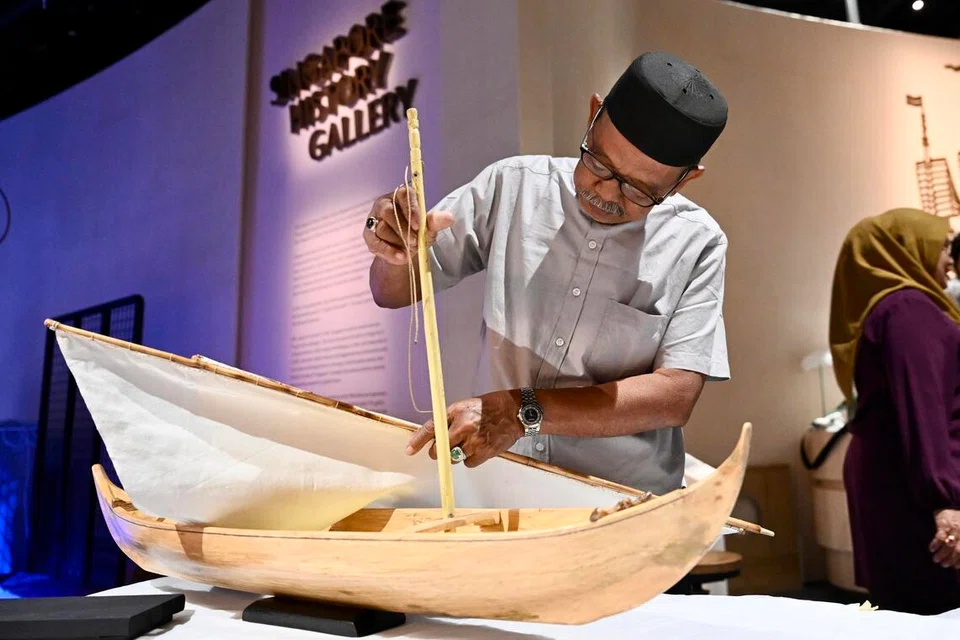 Pembuat jong dari Tanjung Pinang, Indonesia, Encik Nasrun Syawal, memasang bahagian model jongkong yang dihasilkannya khas untuk dipamerkan di Galeri Sejarah Singapura, Muzium Negara Singapura.