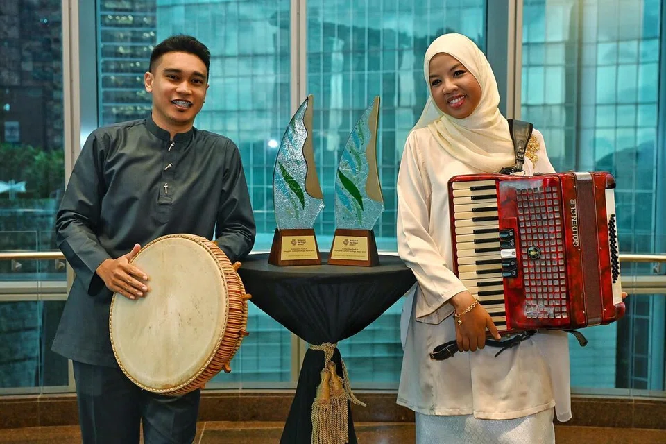 Selain Syafiqah ‘Adha Sallehin (kanan), Muhammad Ilyia Kamsani, juga merupakan antara enam penerima sulung Anugerah Belia Cemerlang dalam Warisan Budaya Tidak Ketara (ICH) pada 18 Mac. 