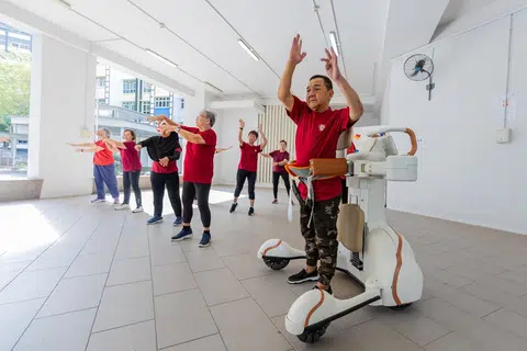 Daripada membantu berdiri dan berjalan dengan selamat, sehinggalah menari di kelas Zumba, Sistem Bantuan Keseimbangan Robotik Dipacu Data (DRBA) ini memastikan pengguna kekal stabil tanpa bimbang risiko terjatuh..