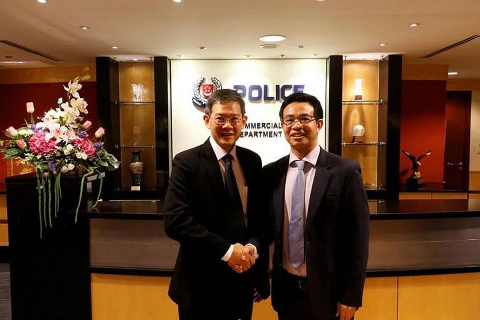 ISU SKIM PONZI EZUBAO: Pengarah CAD, Encik David Chew (kiri), dan Kaunselor merangkap Konsul Besar Kedutaan China di Singapura, Encik Wang Jiarong, telah bertemu satu sama lain bulan lalu.