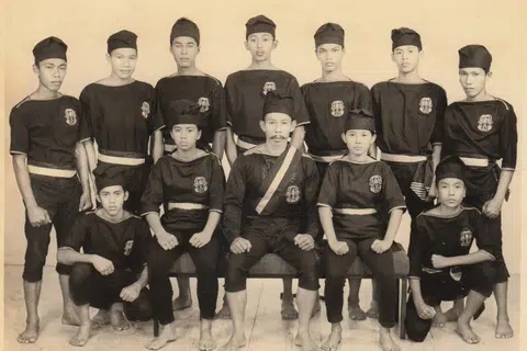 Encik Abdullah Hussain (belakang, dua dari kiri) merupakan antara kumpulan pertama jurulatih Silat Seni Gayong Perkumpulan Anak-anak Sandiwara Angkatan Kesenian (Pasak) pada 1960-an hingga 1970-an yang dipimpin oleh ketua guru Allahyarham Hussein Kaslan (duduk, tengah).
