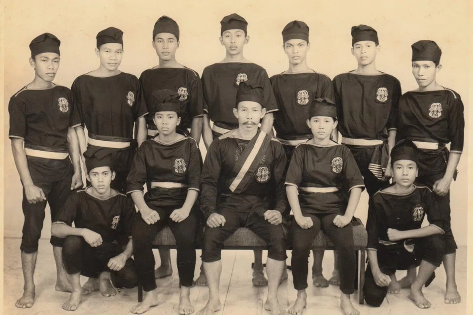 Encik Abdullah Hussain (belakang, dua dari kiri) merupakan antara kumpulan pertama jurulatih Silat Seni Gayong Perkumpulan Anak-anak Sandiwara Angkatan Kesenian (Pasak) pada 1960-an hingga 1970-an yang dipimpin oleh ketua guru Allahyarham Hussein Kaslan (duduk, tengah).