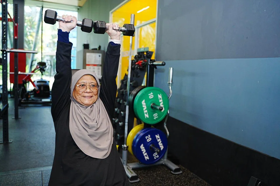 Cik Noriah Salikin pergi ke gim setiap minggu.