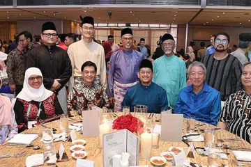 ANTARA HADIRIN: (Duduk, dari kiri) Cik Rahayu Buang, Cik Bibi Fatima Sheikh, Encik Heng Swee Keat, Mufti Dr Fatris Bakaram, Encik Teo Chee Hean, Encik Rosely Sheron, (berdiri, dari kiri) Encik Firdaus Abdul Hamid, Encik Esa Masood, Encik Masagos Zulkifli Masagos Mohamad, Ustaz Pasuni Maulan, dan Encik Arif Rahman, bergambar di Majlis Perjumpaan Hari Raya Menteri semalam. - Foto-foto BM oleh KHALID BABA, ERVINA MOHD JAMIL 