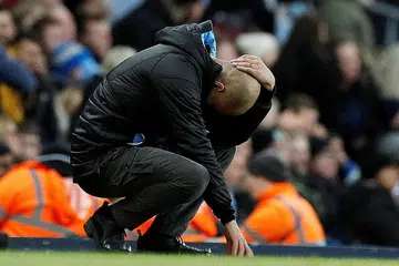 ADUH MAK!: Mungkin demikian perasaan pengurus Manchester City, Pep Guardiola, selepas menyaksikan pemain tengah pertahanan Manchester United, Nemanja Matic berjaya membolosi gawang pasukannya pada minit ke-35, apatah lagi perlawanan berlangsung di padang sendiri di Stadium Etihad. - Foto REUTERS