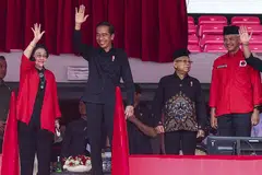 (Dari kiri) Ketua Parti Demokrasi Indonesia Perjuangan (PDI-P), Cik Megawati Sukarnoputri; mantan Presiden Joko ‘Jokowi’ Widodo; Naib Presiden Encik Ma’ruf Amin; dan mantan calon presiden serta mantan Gabenor Jawa Tengah, Encik Ganjar Pranowo, menghadiri acara memperingati Presiden pertama Indonesia, Encik Sukarno, di Stadium Gelora Bung Karno, Jakarta, pada 24 Jun 2023.