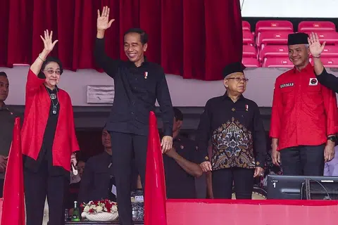 (Dari kiri) Ketua Parti Demokrasi Indonesia Perjuangan (PDI-P), Cik Megawati Sukarnoputri; mantan Presiden Joko ‘Jokowi’ Widodo; Naib Presiden Encik Ma’ruf Amin; dan mantan calon presiden serta mantan Gabenor Jawa Tengah, Encik Ganjar Pranowo, menghadiri acara memperingati Presiden pertama Indonesia, Encik Sukarno, di Stadium Gelora Bung Karno, Jakarta, pada 24 Jun 2023.