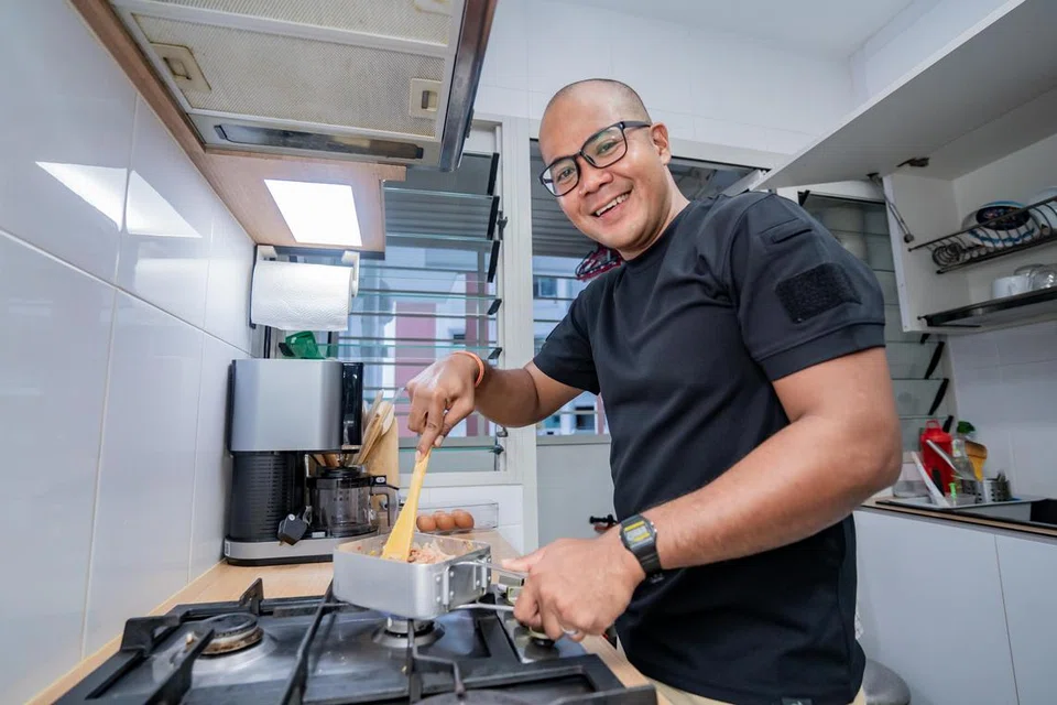 CETUS KREATIVITI: Encik Abdul Aziz Mohd Shafii yang sering bosan dengan makanan Maggi semasa ekspedisi darat memasak makanan ‘gourmet’ guna ‘mess-tin’