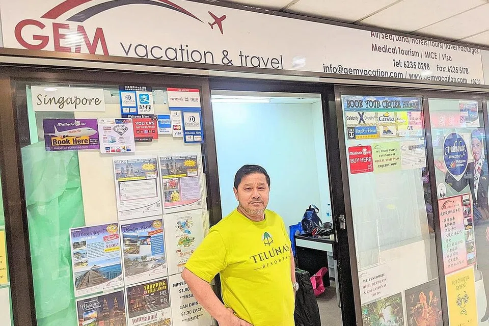 UNTUK KURANGKAN KERUGIAN: Encik Majid telah mengemas pejabatnya di Lucky Plaza untuk memindahkan operasinya ke rumah. - Foto GEM VACATION AND TRAVEL