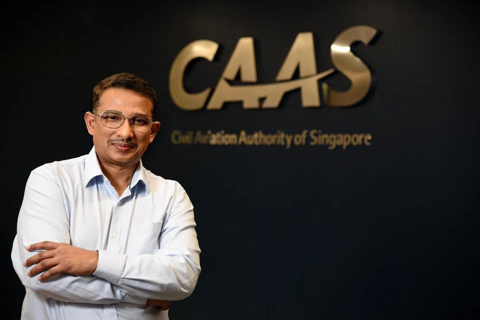 Pegawai Penguasa Penerbangan Awam Singapura (CAAS), Encik Fadzil Mohamed Jakaria, mengetuai pasukan halangan permukaan penerbangan dan aktiviti udara di CAAS. Beliau juga pengerusi pasukan petugas Majlis Pertubuhan Penerbangan Awam Antarabangsa (Icao) bagi semakan had ketinggian bangunan berhampiran lapangan terbang.