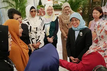 TEMUI USAHAWAN: Presiden Halimah Yacob dilihat sedang berinteraksi dengan beberapa usahawan wanita dari Dewi@DPPMS semasa jamuan teh di Istana. Bersamanya ialah pengerusi Dewi (berbaju merah), Cik Fadilah Majid. - Foto BH oleh KHALID BABA