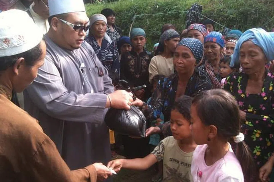 BAHAGI-BAHAGIKAN DAGING KORBAN DI INDONESIA: Ustaz Ismail Ahmat El-Ajyali, membahagikan daging korban kepada mereka yang memerlukan di Probolinggo Jawa Timur dan Pulau Sumbawa, Indonesia sebelum wabak Covid-19 melanda. - Foto DARUL AJYAL SERVICES