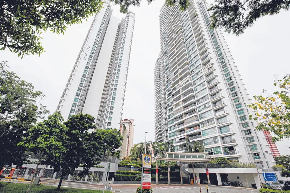 URUS TRANSAKSI $1 JUTA: Ejen hartanah Encik Sofian Roslan pernah menguruskan beberapa transaksi flat premium bagi pembeli Melayu, termasuk di Natura Loft di Bishan (atas), yang dijual pada harga sekitar $1 juta. - Foto fail