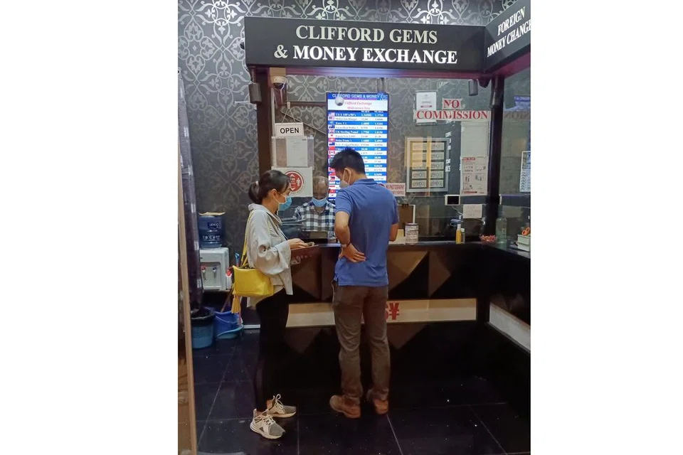 NIAGA TAMBAH BAIK: Encik Mohamed Rafeeq merancang meningkatkan stok ringgitnya. Sejak pengumuman Singapura membuka sempadannya, Clifford Gems & Money Exchange mencatatkan peningkatan sebanyak 15 peratus dalam jumlah pelanggannya. - Foto-Foto ihsan MOHAMED RAFEEQ MOHAMED YUSOOF