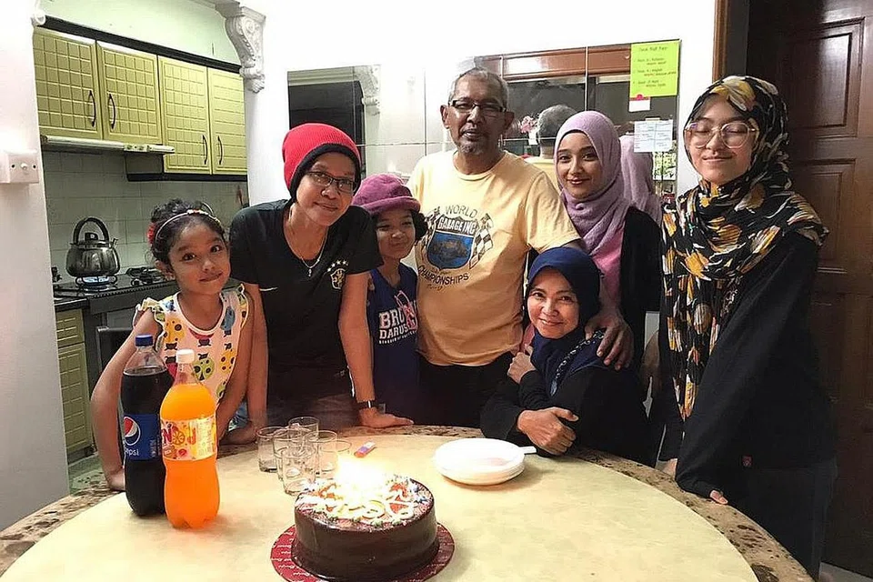 AMAN: Salih bersama isterinya, Norlizah (dua dari kiri), Norfara (duduk), Samirah (sebelah Salih) serta anak-anak mereka. - Foto ihsan SALIH YAACOB