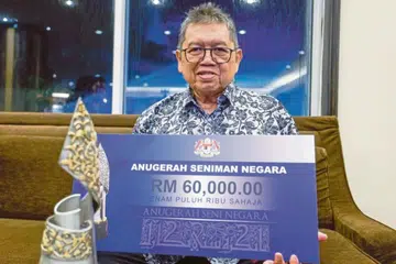 Pelukis komik terkemuka Malaysia, Datuk Mohd Nor Khalid, atau lebih dikenali sebagai Datuk Lat, menerima Anugerah Seniman Negara kesembilan daripada Raja Permaisuri Agong, Raja Zarith Sofiah, pada Majlis Anugerah Seni Negara (ASN) 2024 di Kuala Lumpur. 