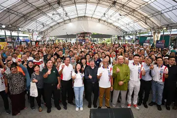 Menteri Bertanggungjawab bagi Ehwal Masyarakat Islam, Encik Masagos Zulkifli Masagos Mohamad (baris depan, lima dari kanan), bersama sekitar 1,000 penduduk berhimpun di lelapang antara Blok 826 dan Blok 828 Tampines Street 81 pada 27 Oktober untuk memupuk keharmonian agama serta rasa hormat dalam masyarakat. Lokasi itu adalah tempat seorang remaja yang ditahan ISD merancang melakukan serangan pengganasan. 
