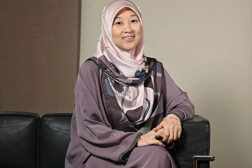 Usaha Cik Siti Mariam Mohd Salim untuk berkomunikasi secara lebih baik dengan pesakit yang sukar menyuarakan fikiran mereka membawa beliau kepada terapi seni. Ia pendekatan menggunakan seni lukisan dan kraf sebagai wadah penyembuhan emosi dan kesejahteraan mental. 