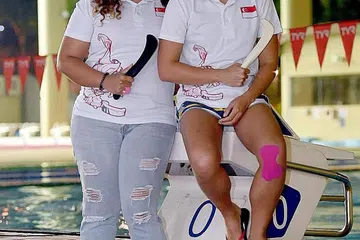 SASAR EMAS: (Dari kiri) Nurul Fatin dan Sheena di kolam renang Sekolah Sukan Singapura sebelum menghadiri sesi latihan bagi persiapan Sukan SEA tahun ini. - Foto BH oleh KHALIB BABA