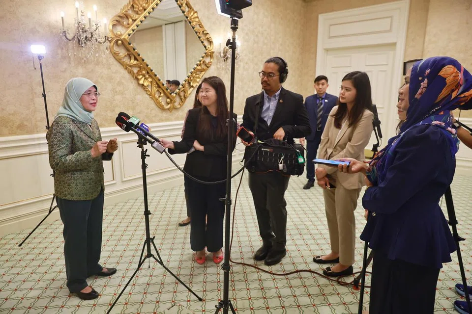 TEMU RAMAH LUAR NEGARA TERAKHIR: Pihak media Singapura yang menyertai lawatan negara terakhir Puan Halimah mendapatkan pandangannya tentang lawatan negara terakhirnya, antara lain, tentang apa yang akan dirindui dalam kunjungan  ke luar negara.