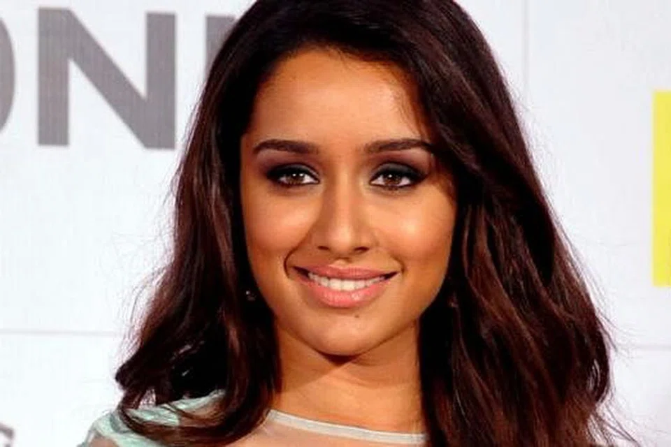 BIAR MEMILIH: Biar pun masih orang baru di Bollywood, Shraddha Kapoor sudah mengamalkan sikap memilih pengarah dan skrip filem yang ingin dilakonkannya. - Foto AFP