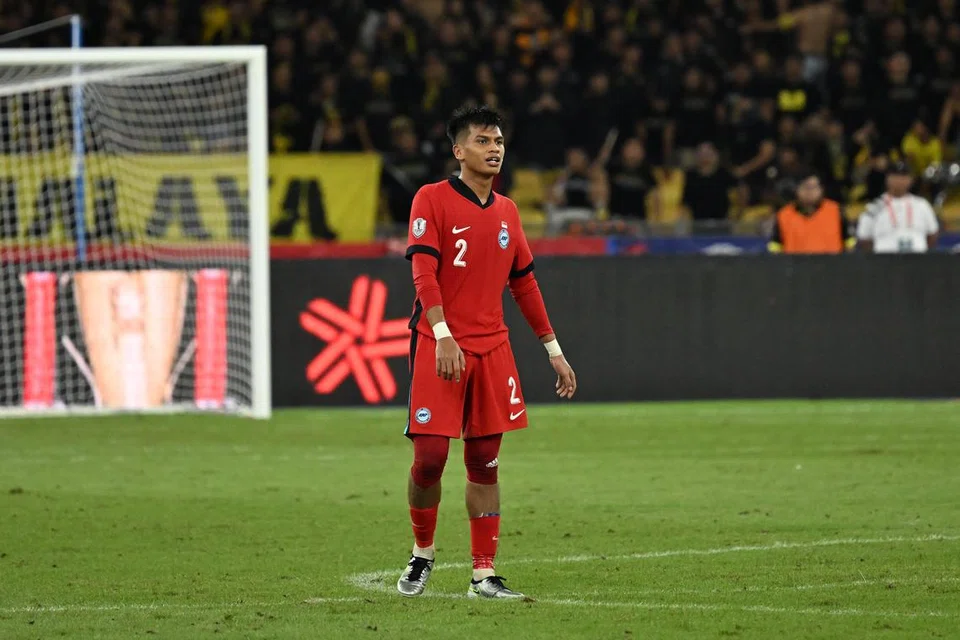 Bek kanan Singapura, Irfan Najeeb.