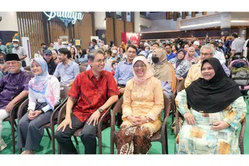 RAIKAN BAHASA MELAYU: Pesta Buku Melayu 2022 dirasmikan Presiden Halimah Yacob (empat dari kiri). Ia turut dihadiri (dua dari kiri) Setiausaha Parlimen Kanan (Kesihatan), Cik Rahayu Mahzam, Dr Faishal, dan Cik Isiah. - Foto-foto WISMA GEYLANG SERAI