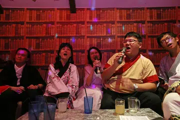 Pusat karaoke akan dibenarkan buka semula bagi kumpulan sehingga 5 orang. - Foto fail
