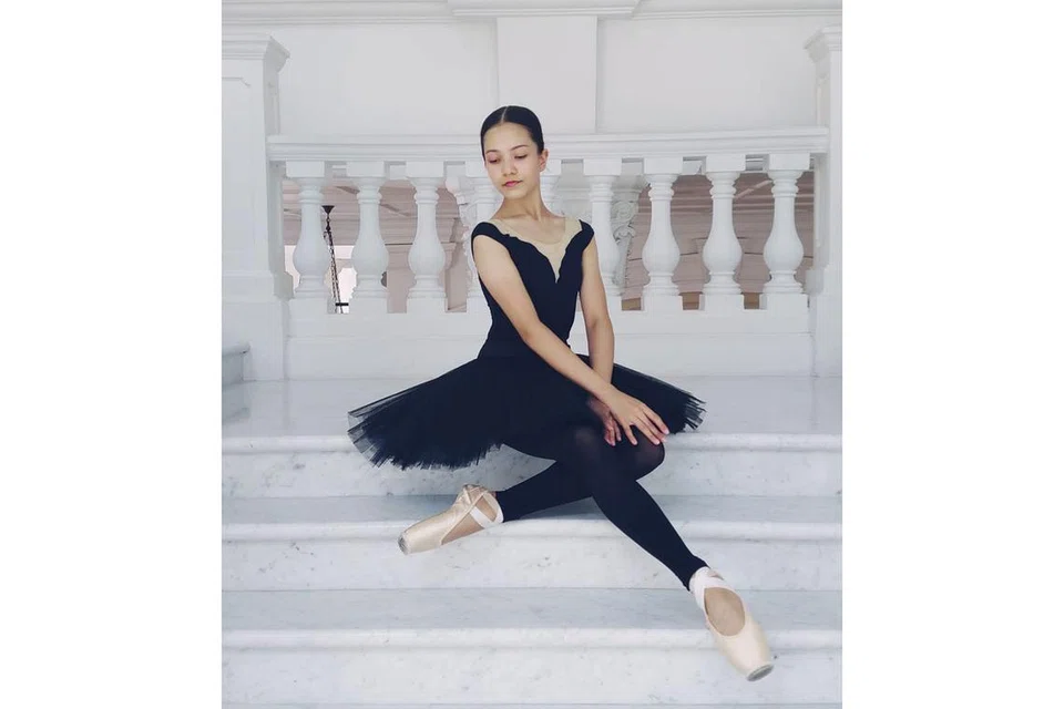 SERIUS MEMIKIRKAN MASA DEPAN: Walaupun baru berusia 14 tahun, pelajar Sekolah Seni Singapura (Sota), Nur Polina Mohammad Ridzuan sudah memikirkan tekad membina kerjaya profesional dalam teater balet lantas memberanikan diri mengembara seorang diri ke St Petersburg, Russia bagi sesi uji bakat di institusi seni, Vaganova Academy of Russian Ballet. - Foto ihsan NATASHA OSOKINA