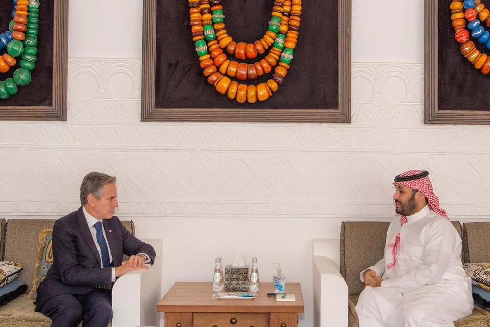 PERTEMUAN PRODUKTIF: Setiausaha Negara Amerika Syarikat, Encik Antony Blinken bertemu pemerintah de facto, Putera Mahkota Arab Saudi Mohammed bin Salman (kanan) di Riyadh pada 15 Oktober.