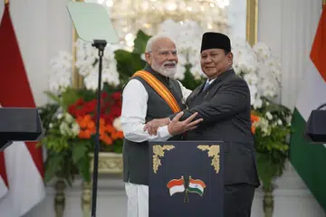 Perdana Menteri India, Narendra Modi (kiri), menerima anugerah Bintang Republik Indonesia Adipurna daripada Presiden Indonesia, Prabowo Subianto, di Istana Presiden Jakarta pada 7 Julai 2026. Penghormatan tertinggi Indonesia itu diberikan sebagai pengiktirafan terhadap sumbangan Modi dalam memperkukuh hubungan dua hala kedua-dua negara, termasuk meningkatkan kerjasama strategik dalam bidang keselamatan, pertahanan, ekonomi dan teknologi.
