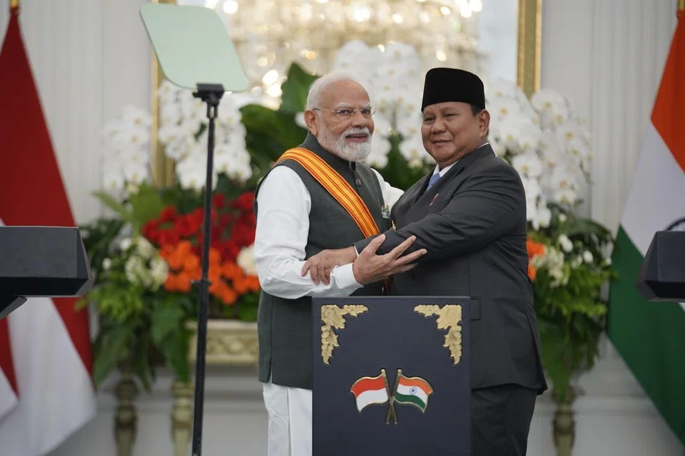 Perdana Menteri India, Narendra Modi (kiri), menerima anugerah Bintang Republik Indonesia Adipurna daripada Presiden Indonesia, Prabowo Subianto, di Istana Presiden Jakarta pada 7 Julai 2026. Penghormatan tertinggi Indonesia itu diberikan sebagai pengiktirafan terhadap sumbangan Modi dalam memperkukuh hubungan dua hala kedua-dua negara, termasuk meningkatkan kerjasama strategik dalam bidang keselamatan, pertahanan, ekonomi dan teknologi.
