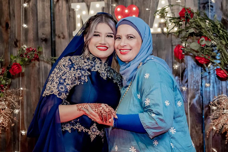 DOA IBU BUAT ANAKNYA: Anggota duo 1980-an The Queens, Farah Diba Abdul Aziz (kanan) mengharapkan anaknya, Afrah Athasha (kiri), berjaya dalam bidang muzik dan menghasilkan karya bermutu, asal sahaja tidak mengabaikan pengajiannya di Universiti Sains Kemasyarakatan Singapura (SUSS). - Foto BM oleh NUR DIYANA TAHA